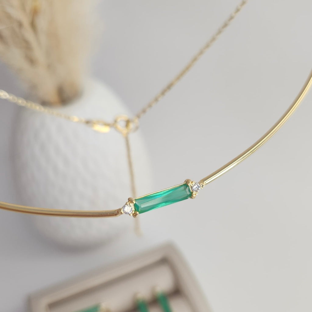 Colar meio aro esmeralda