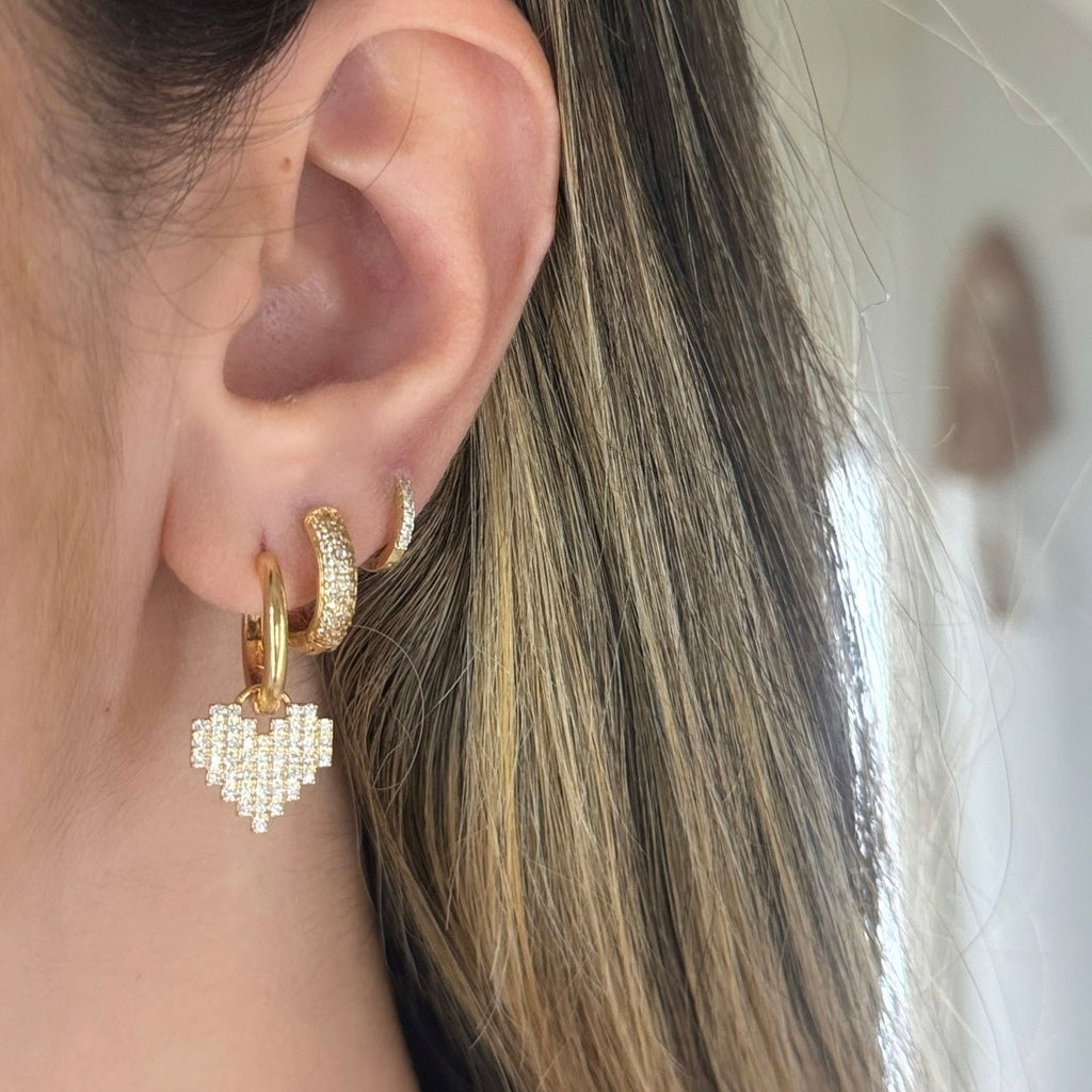 Brinco argola coração cravejado