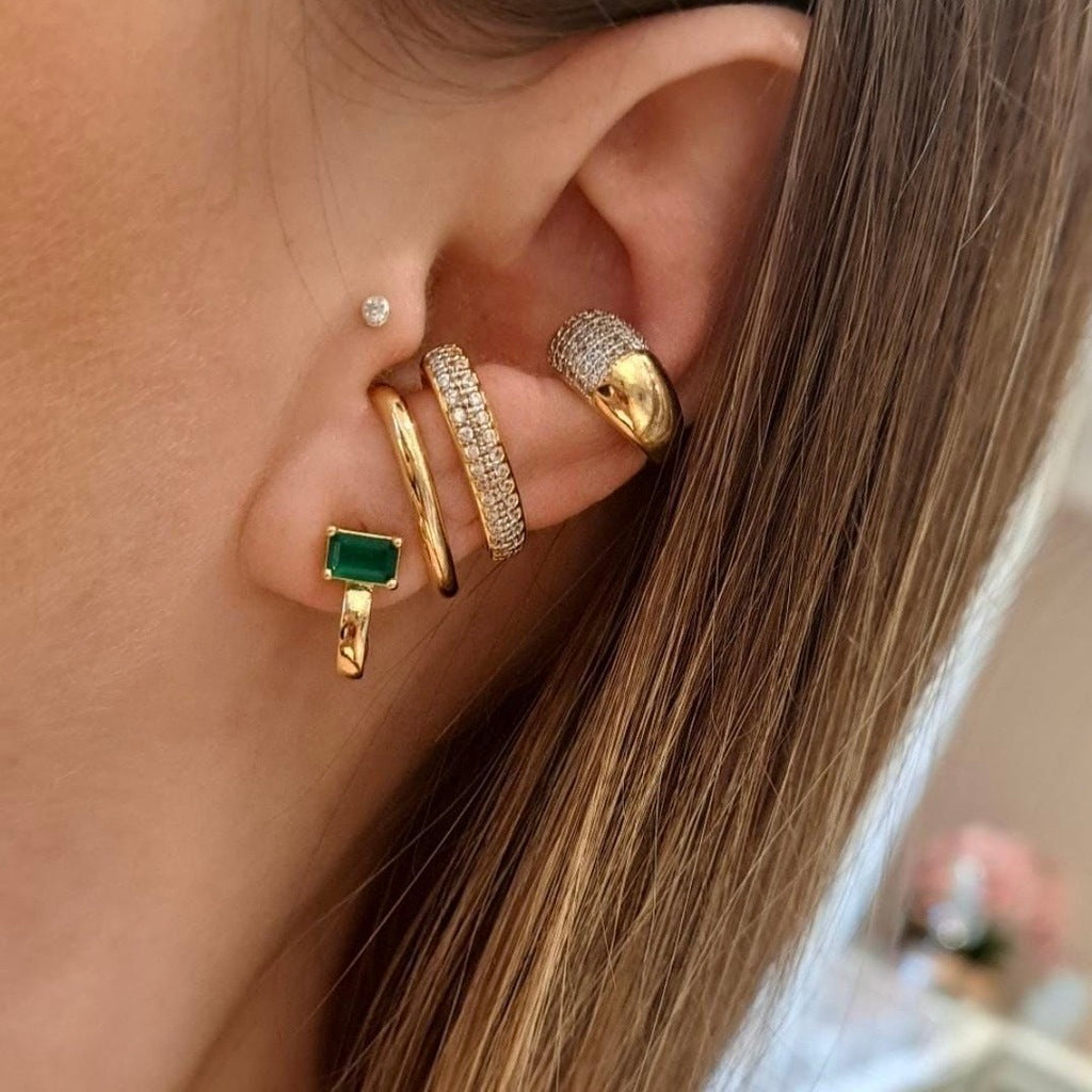 Brinco meia argola esmeralda