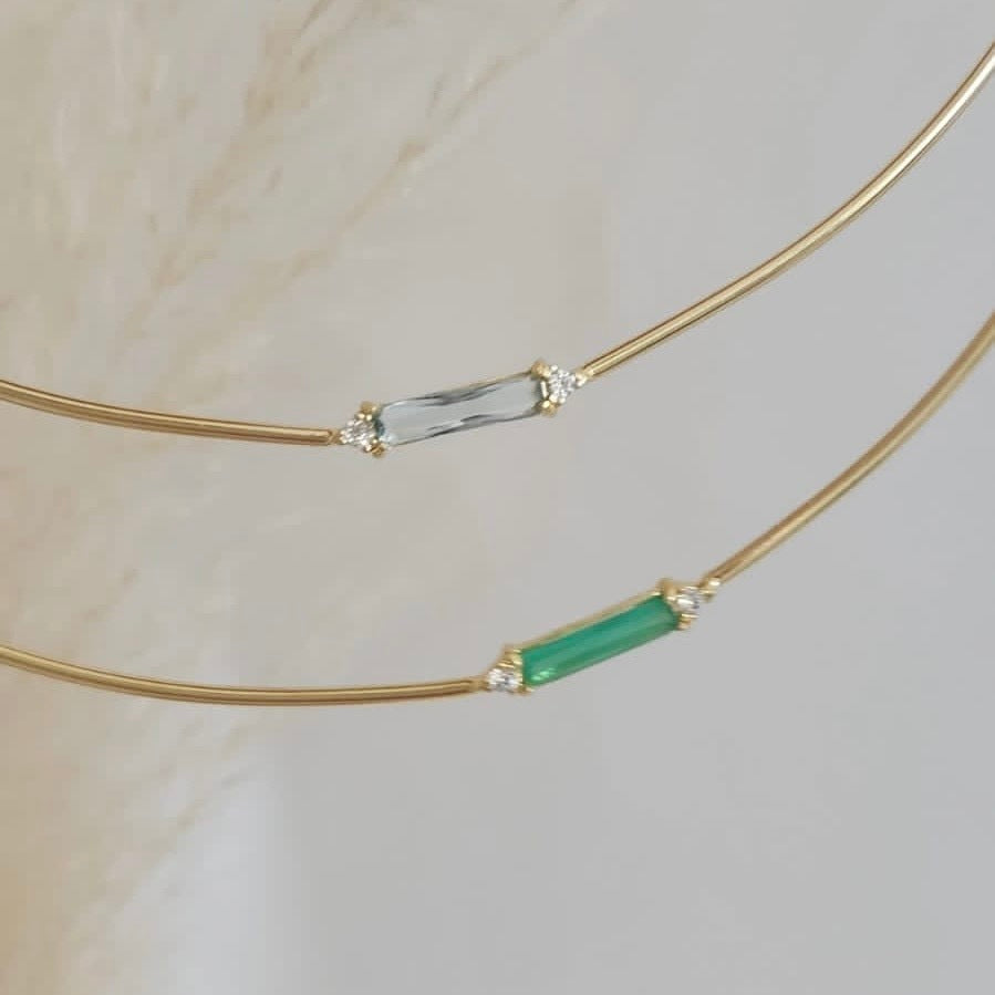 Colar meio aro esmeralda