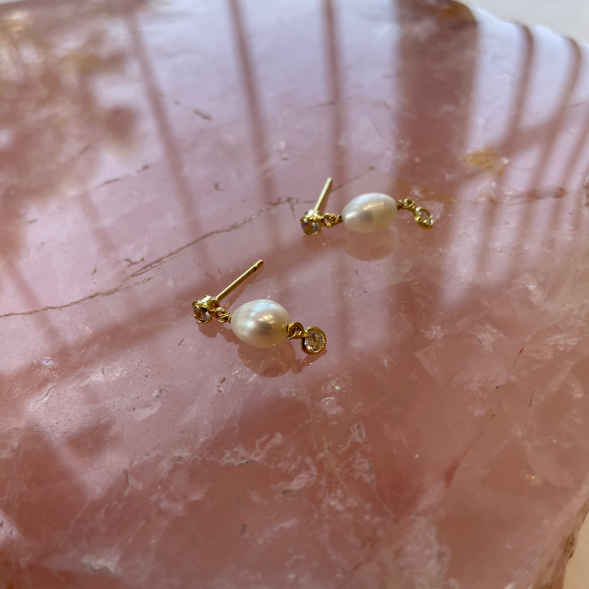 Brinco pérola gota