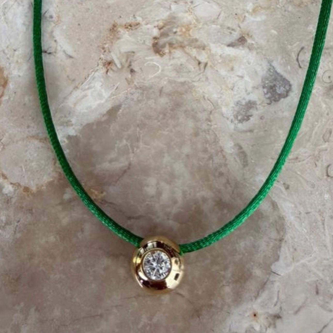 Colar fio seda verde