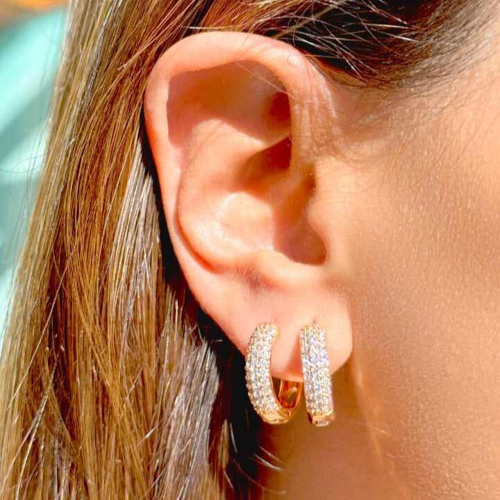 Brinco argola zircônia branca 3 linhas