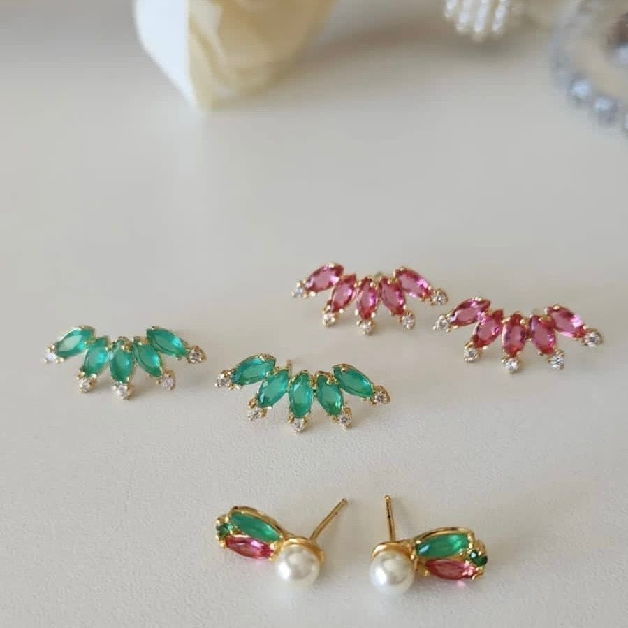 Brinco mini pérola folha