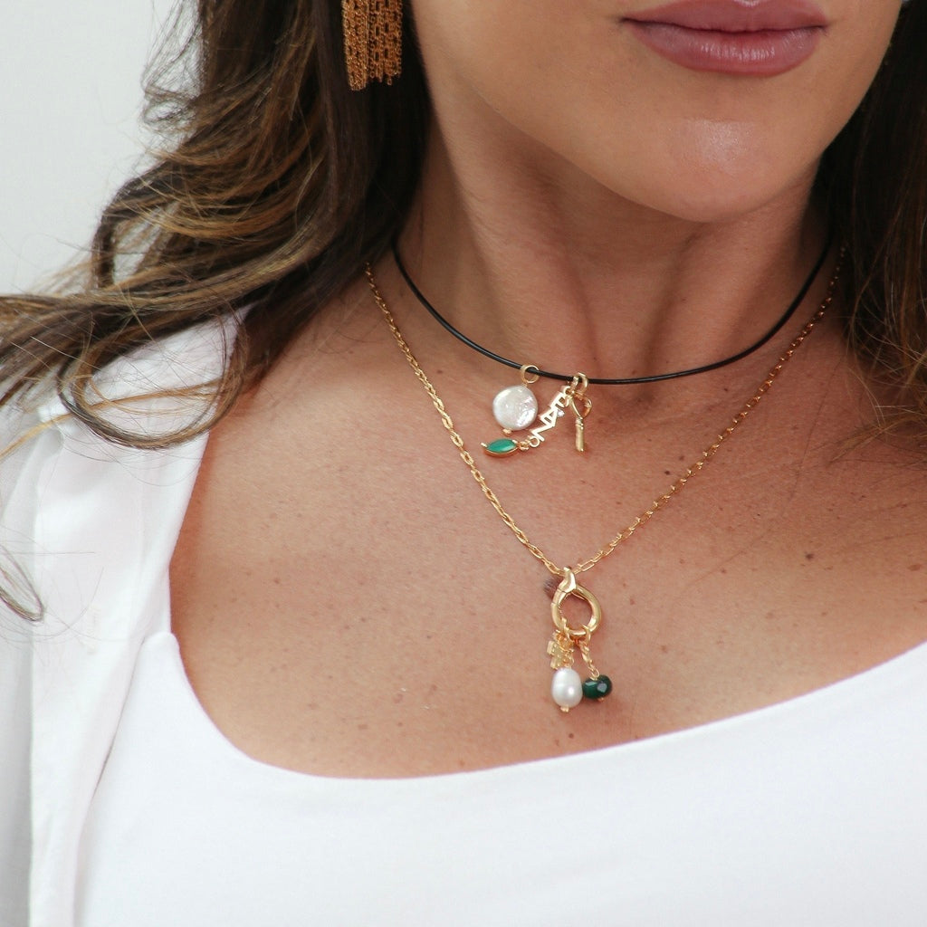 Colar couro mix pingentes