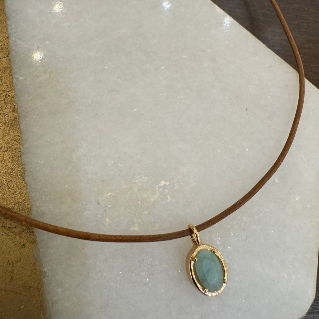 Colar couro com pingente oval