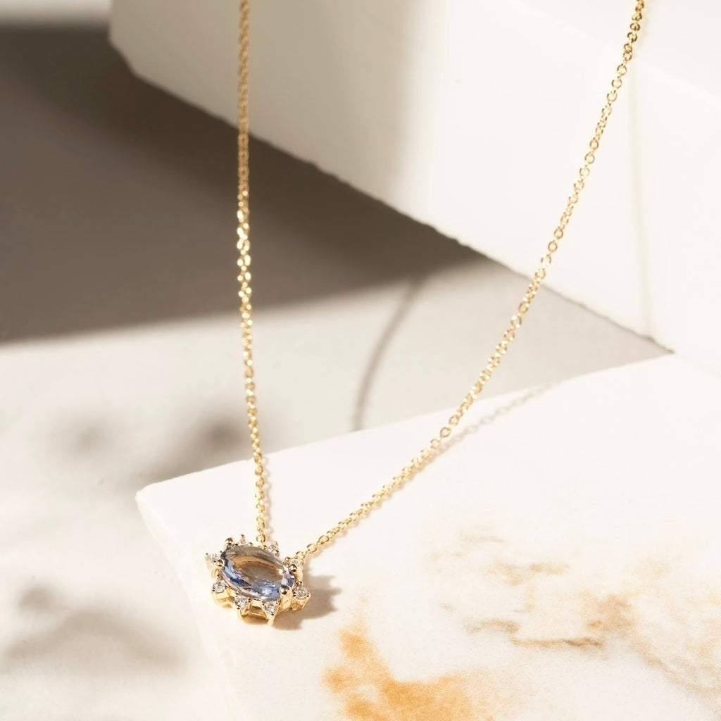 Colar oval cravejado cristal