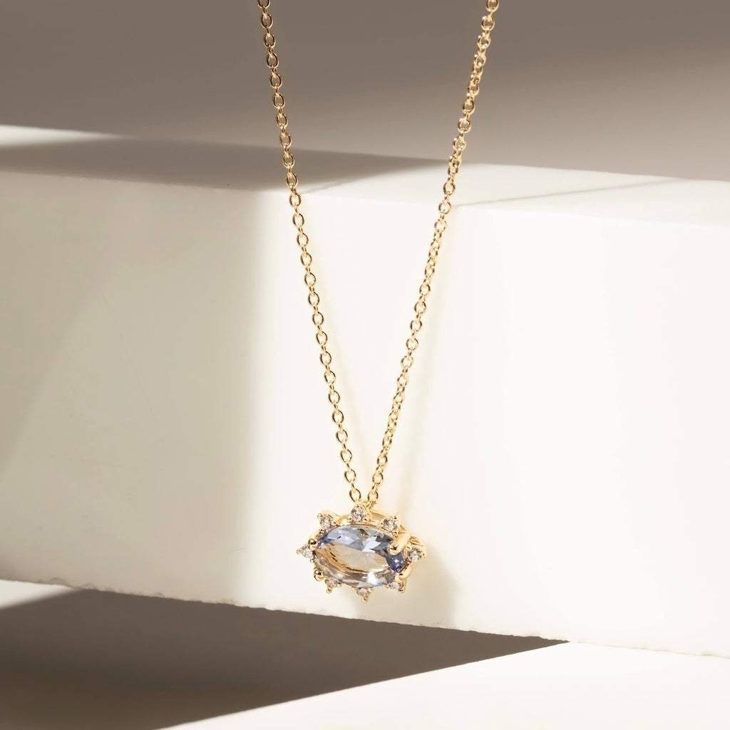 Colar oval cravejado cristal