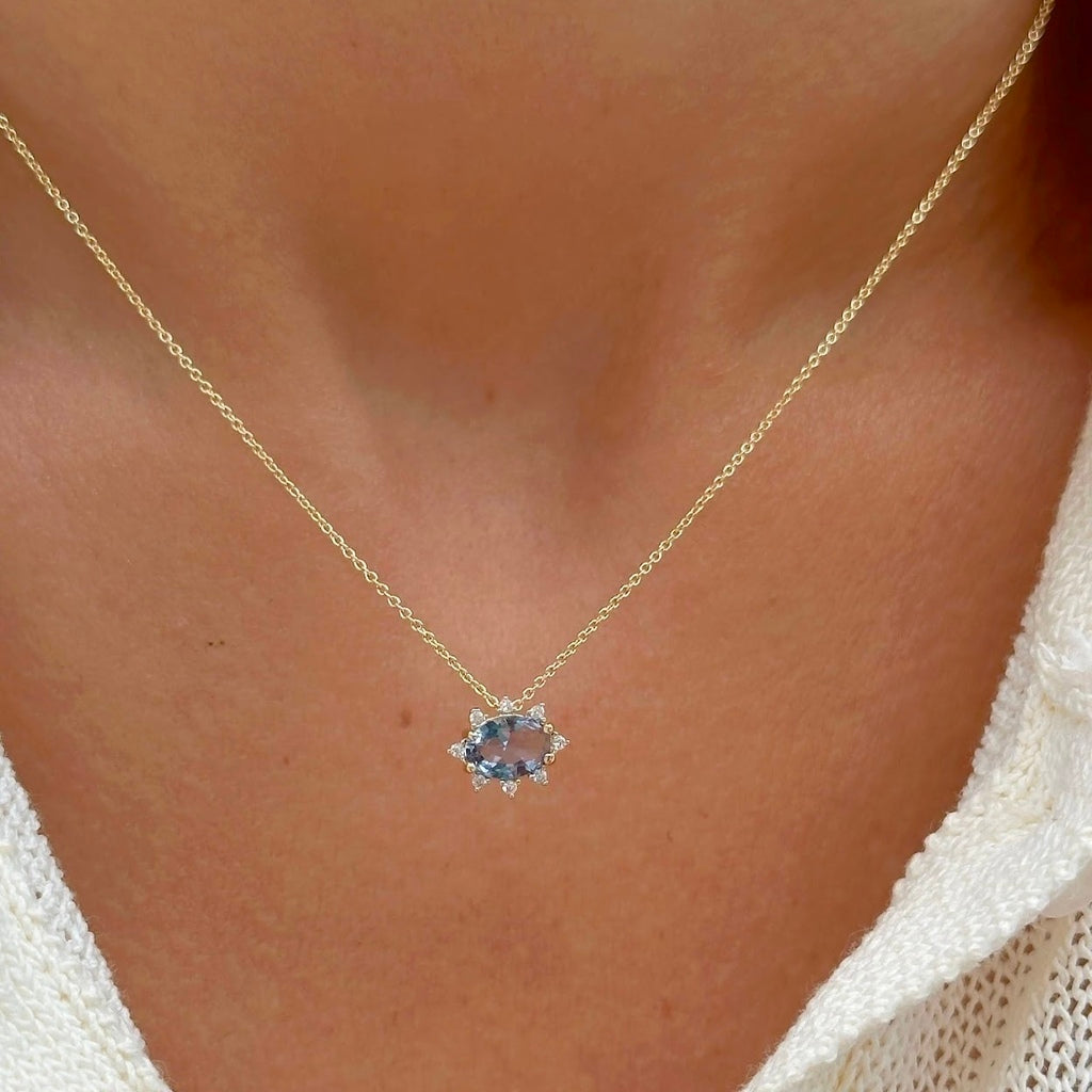 Colar oval cravejado cristal