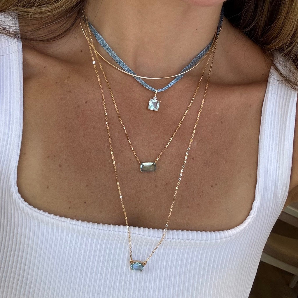 Colar fita metal azul