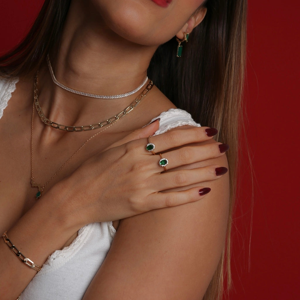 Brinco argola pingente esmeralda